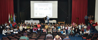 Alunos de cursos profissionalizantes recebem certificados